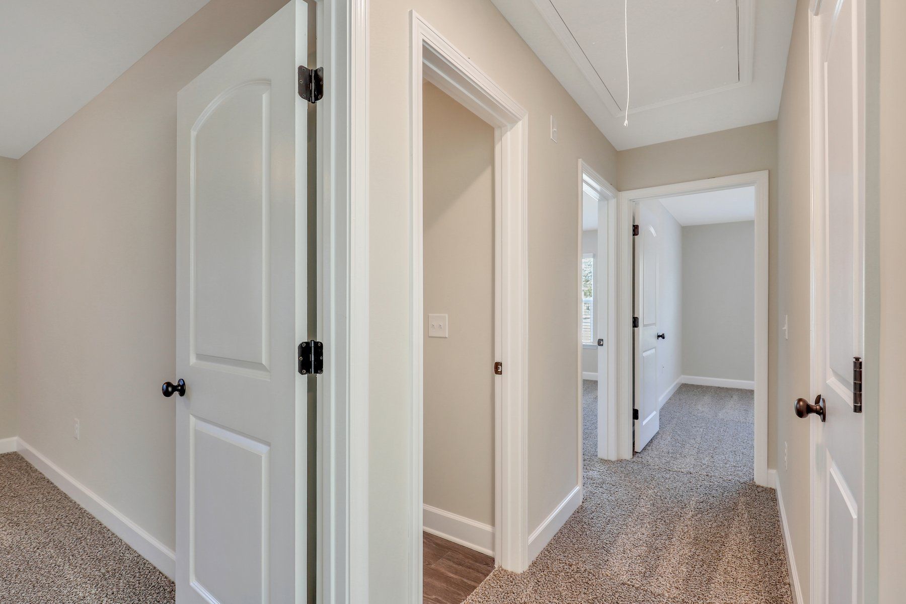 Hatteras – Upstairs Secondary Bedroom Hallway
