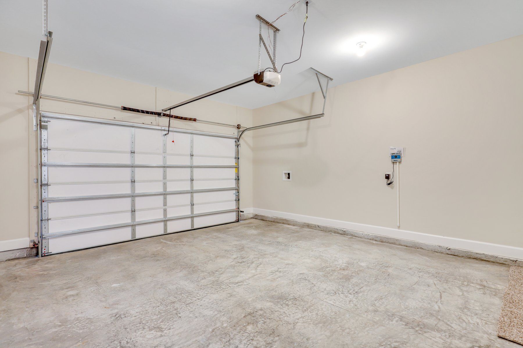 Hatteras – 1.5-Car Garage Interior