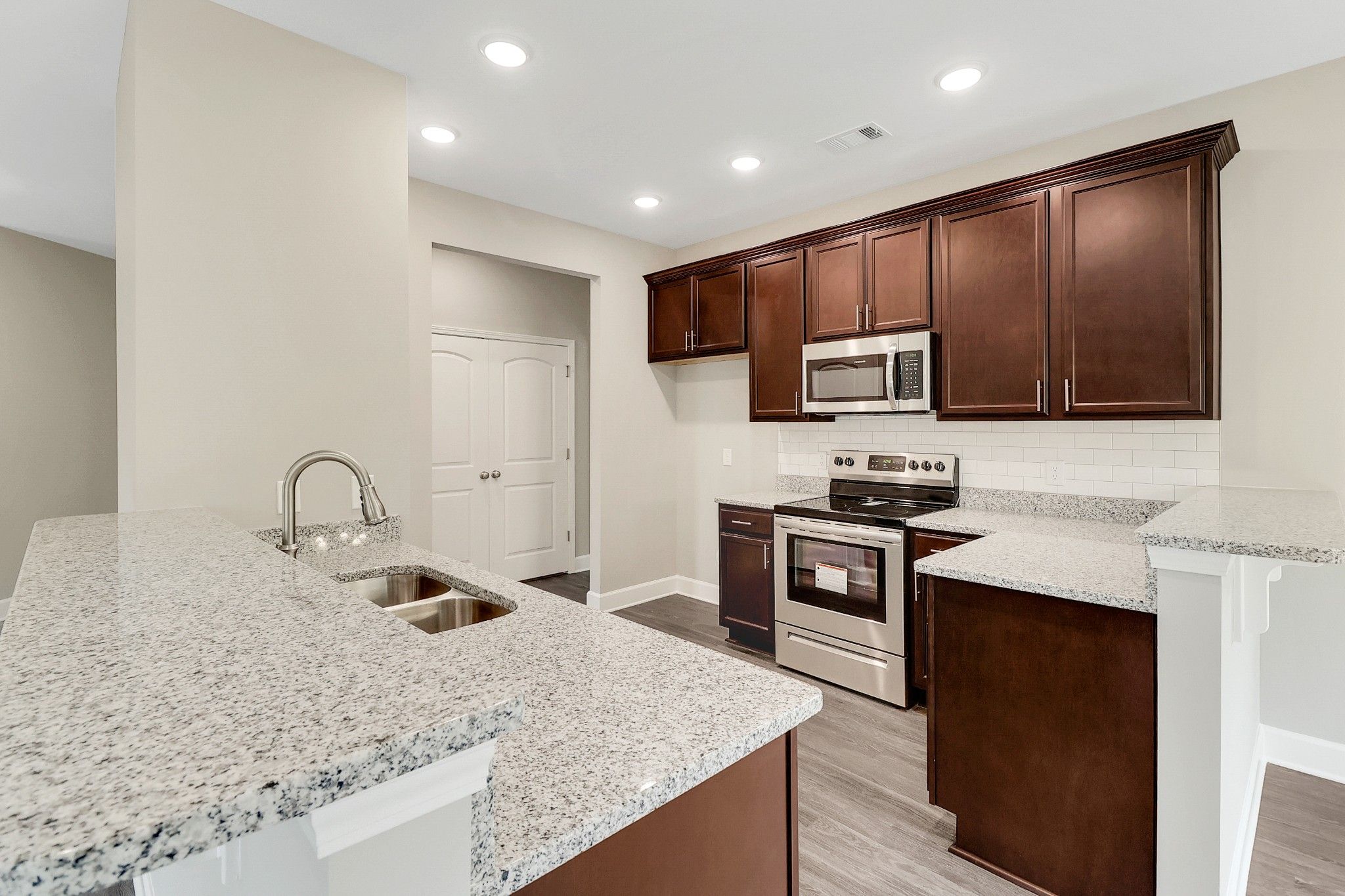 Harbor – Kitchen with Tile Backsplash | Ernest Homes