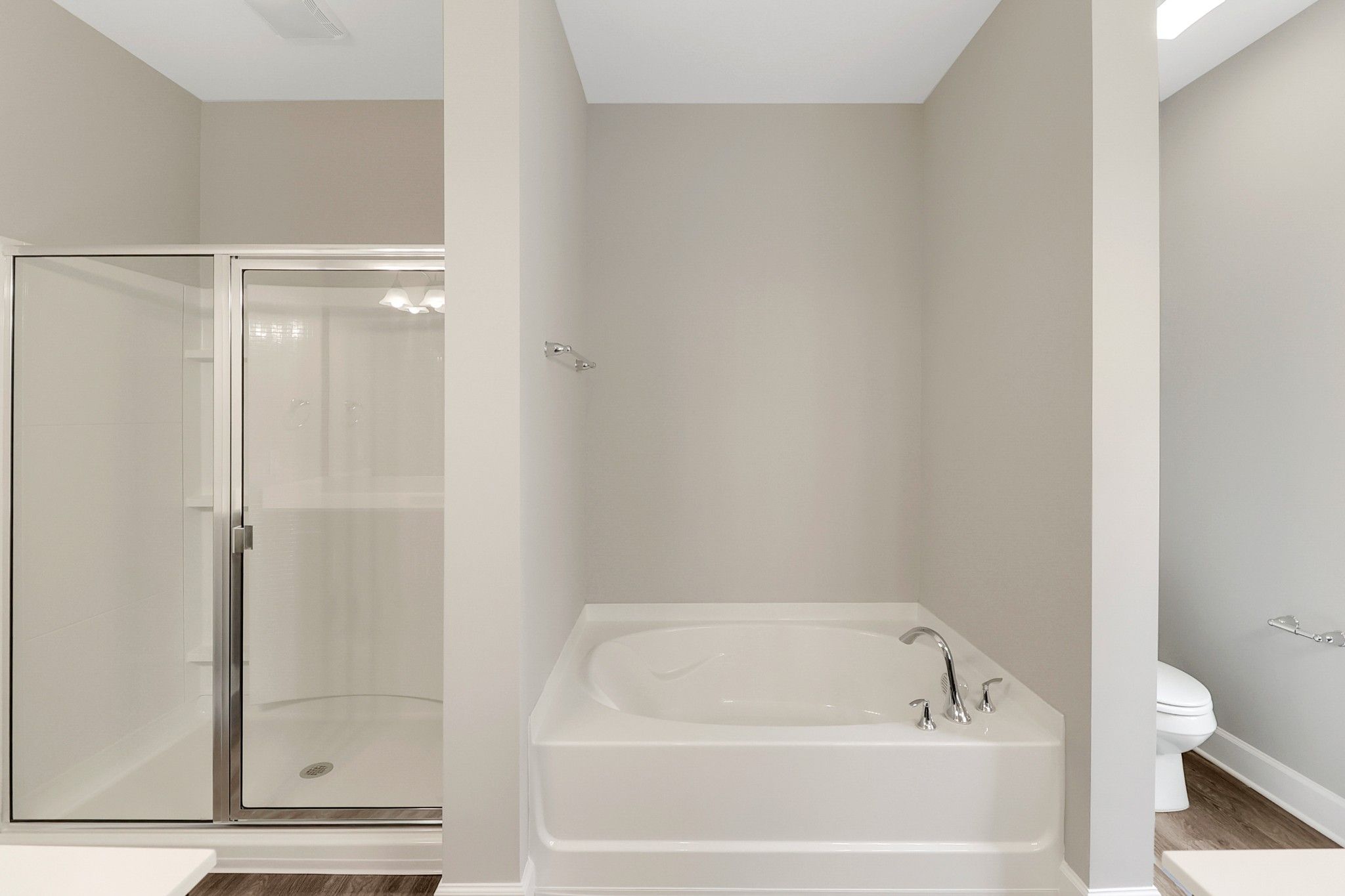 Harbor – Owner’s Bath with Tub and Shower | Ernest Homes