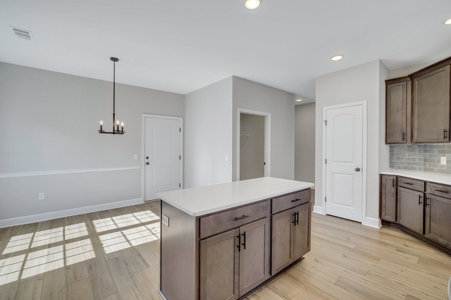 Fripp – Kitchen Island and Breakfast Area