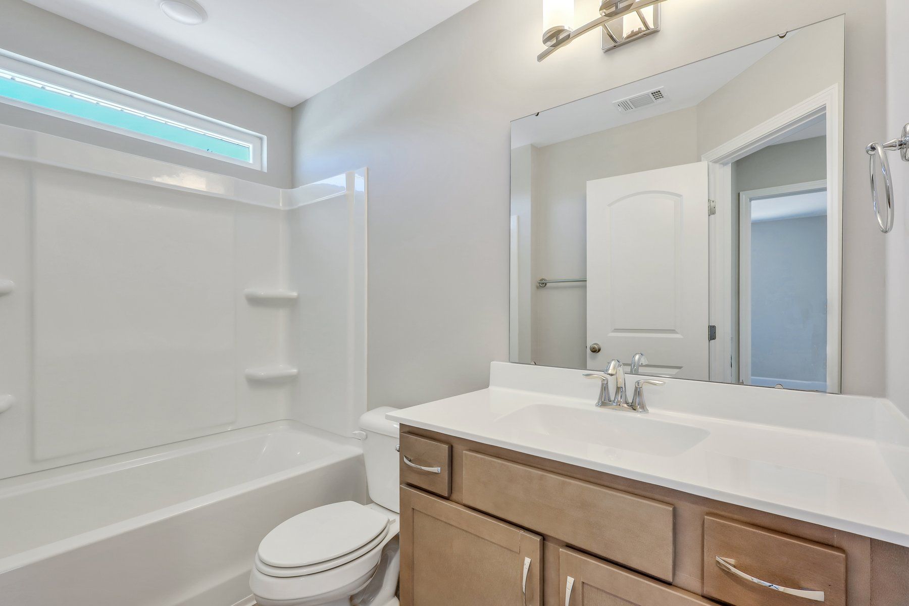 Daufuskie - Secondary  Bathroom | Ernest Homes