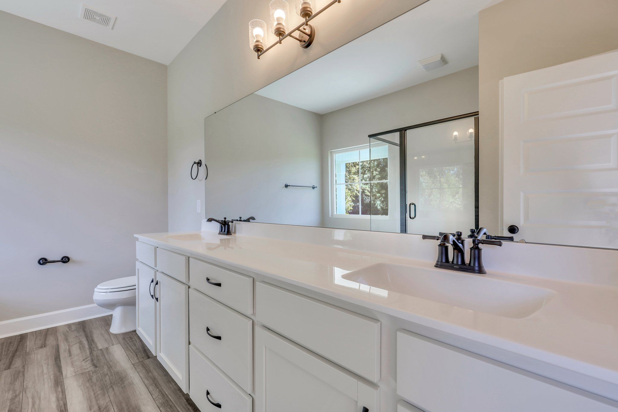 Hatteras Signature Owner’s Bathroom | Ernest Homes
