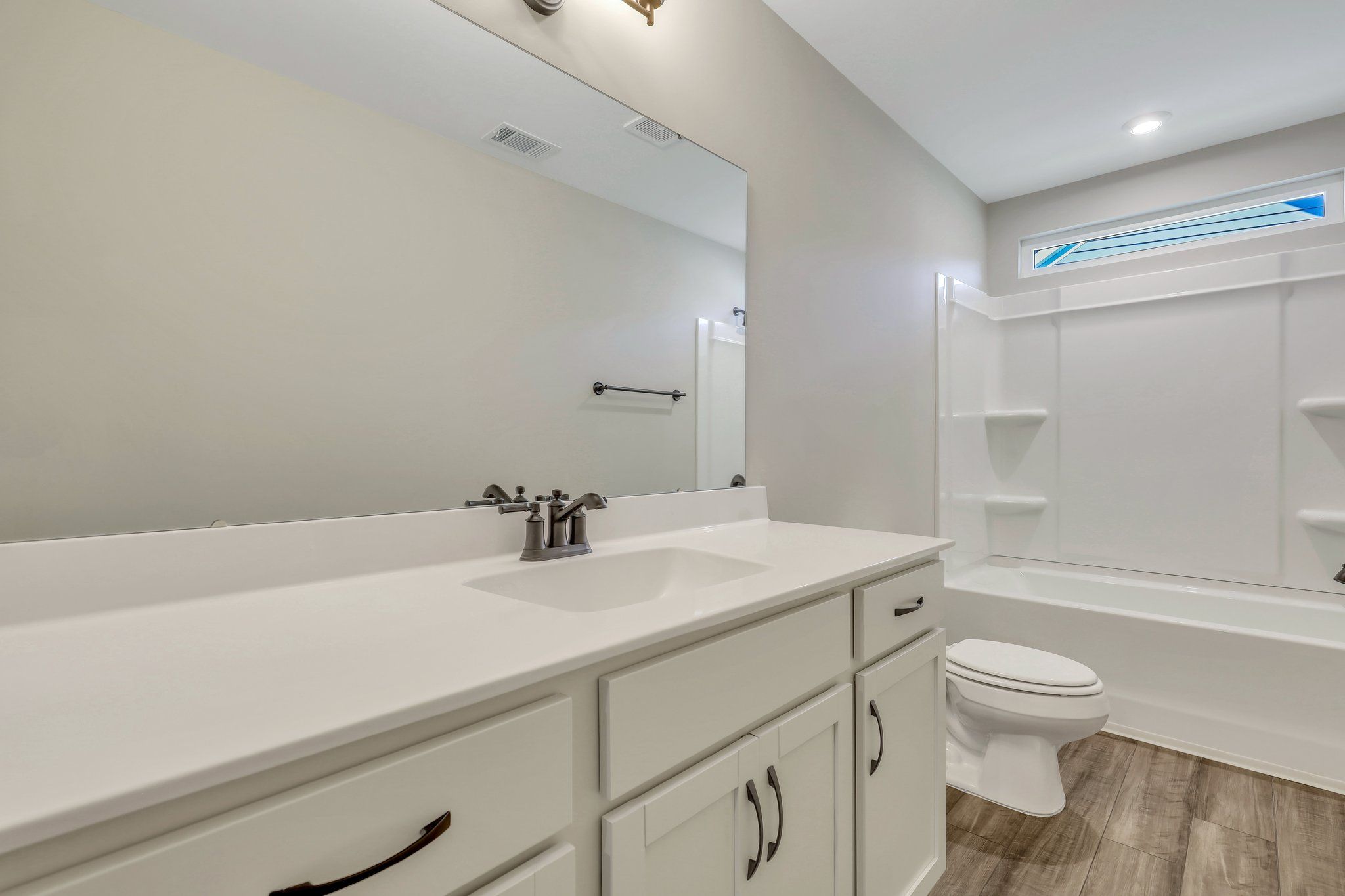 Hatteras Signature Upstairs Secondary Bath | Ernest Homes