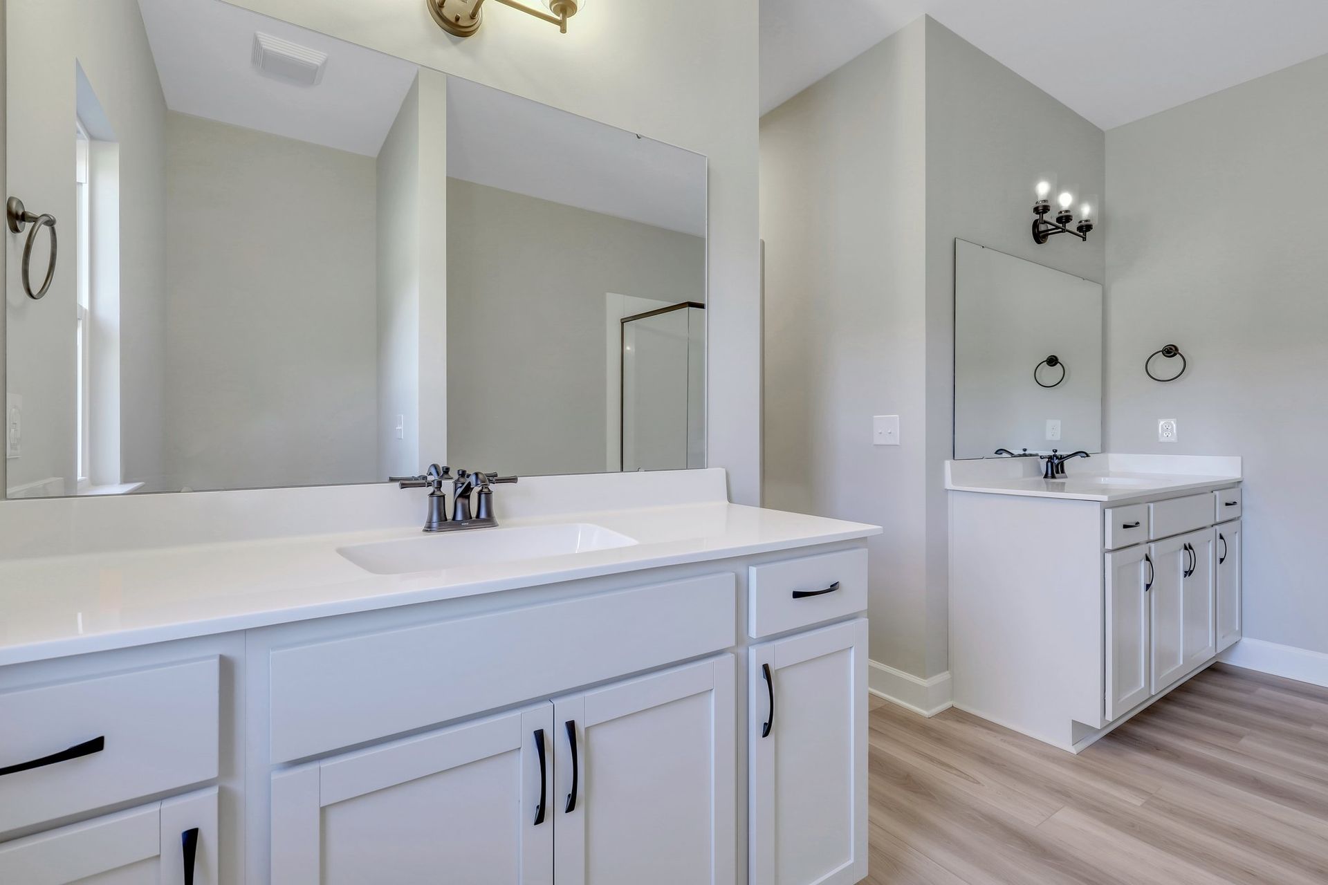 Laurel Owner’s Bath – Separate Vanities