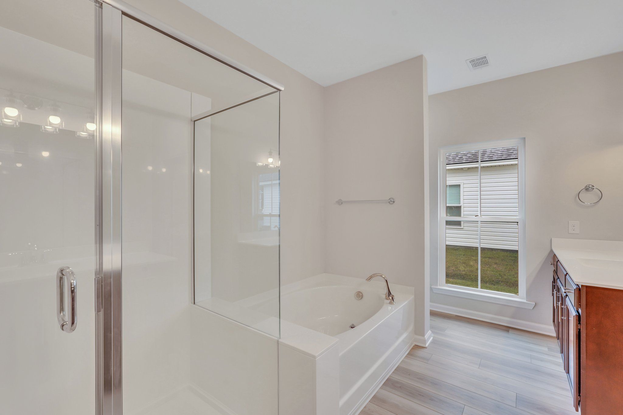 Harbor – Owner’s Bath Shower And Soaking Tub | Ernest Homes