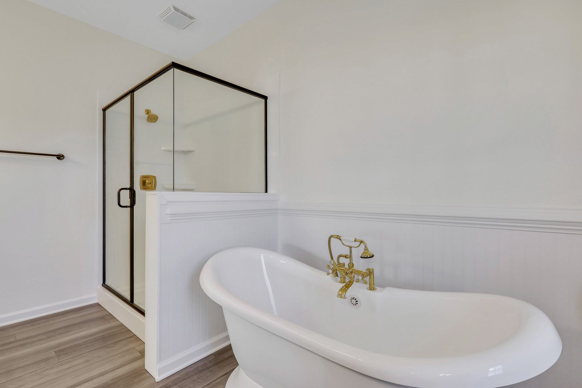 Laurel Owner’s Bath – Tub & Walk-In Shower