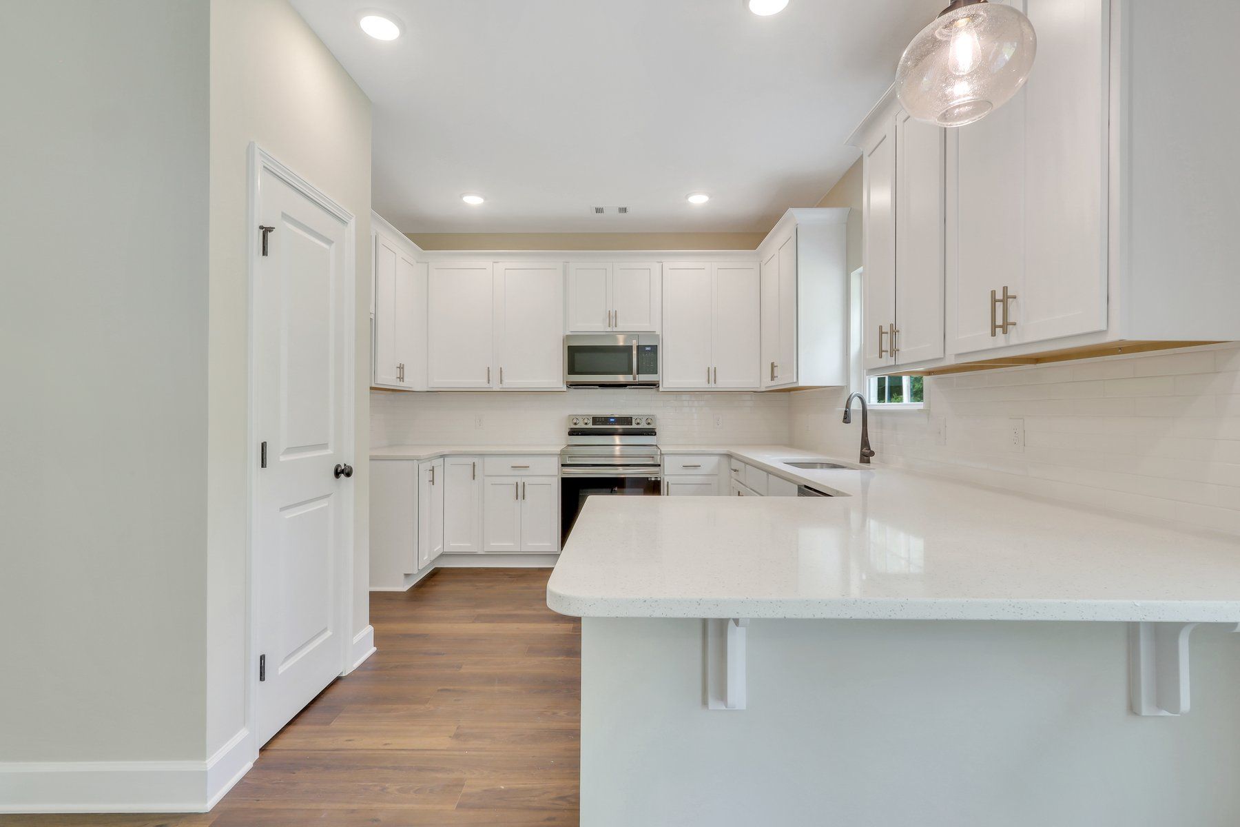 Daufuskie – Kitchen Bar and Pantry View