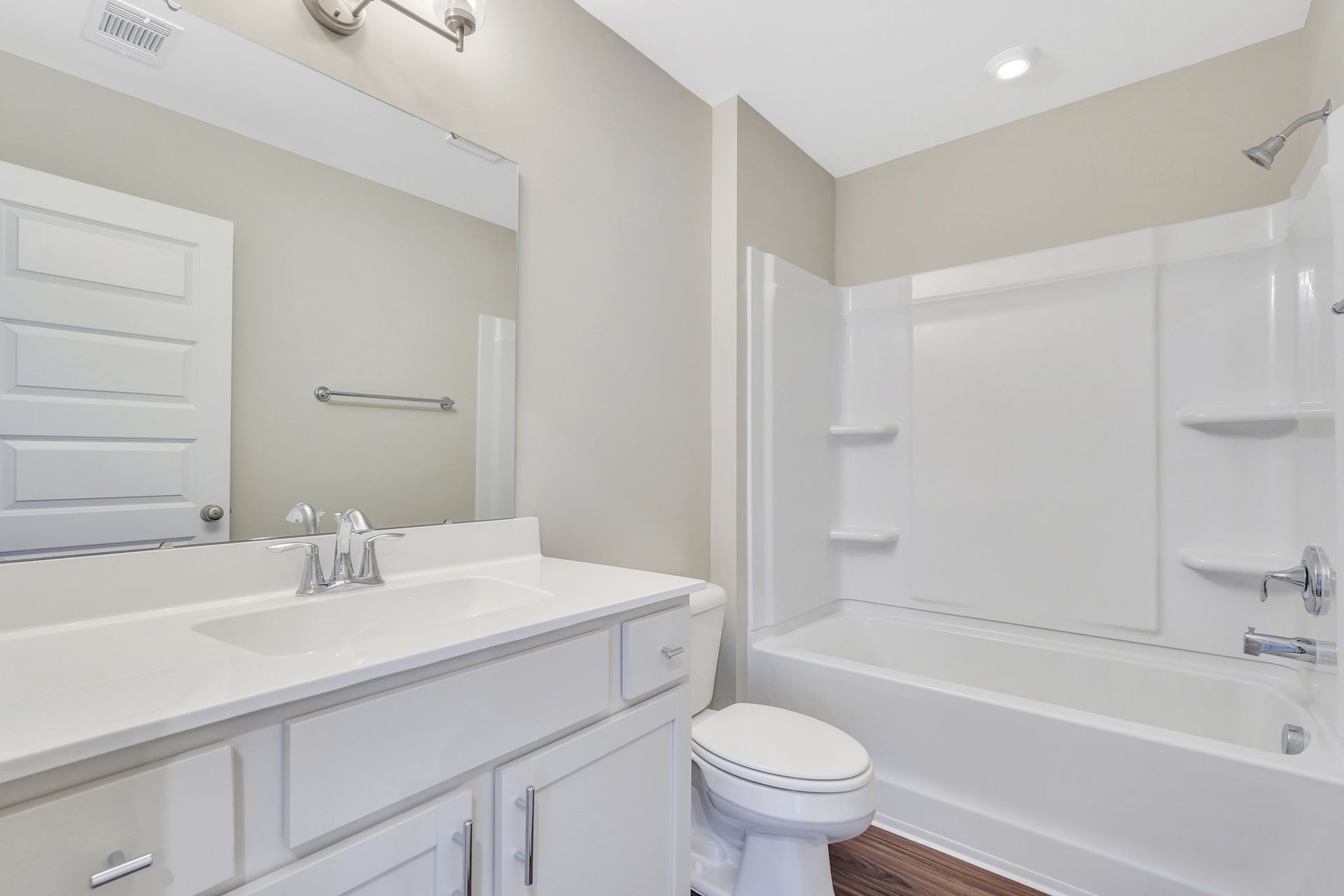 Madison – Secondary Bath with Tub and Shower