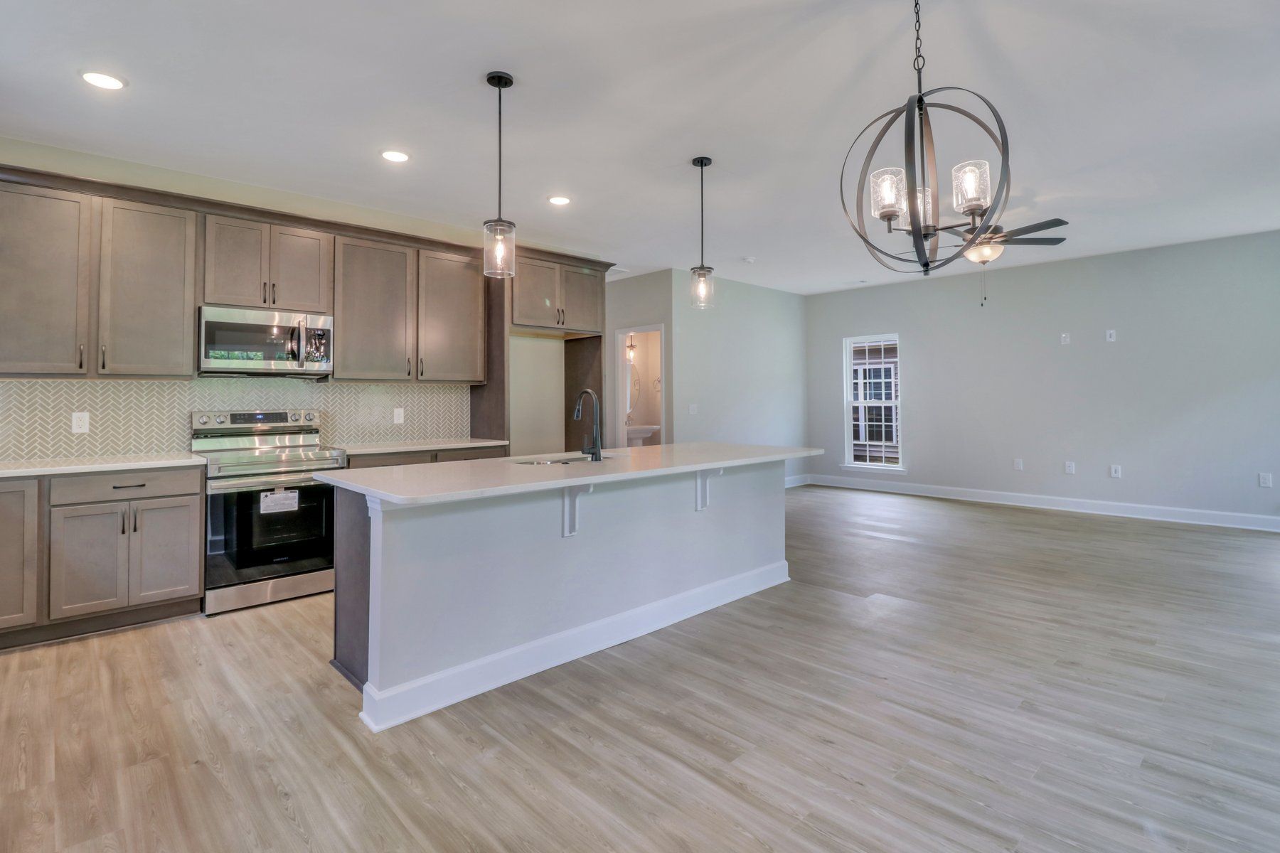 St. Helena – Kitchen and Dining Area