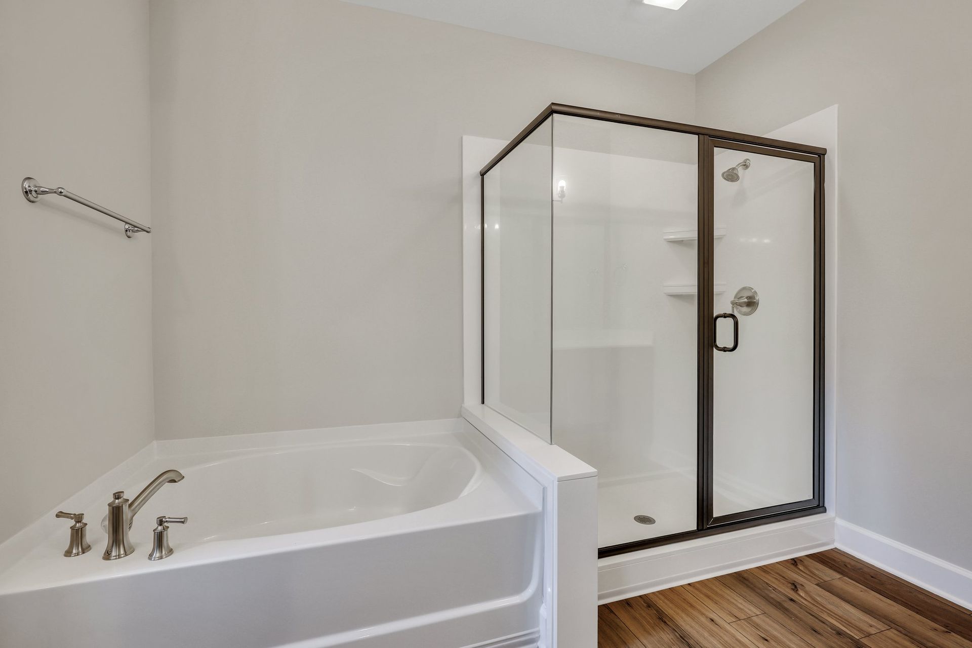 Laurel Owner’s Bath – Walk-In Shower