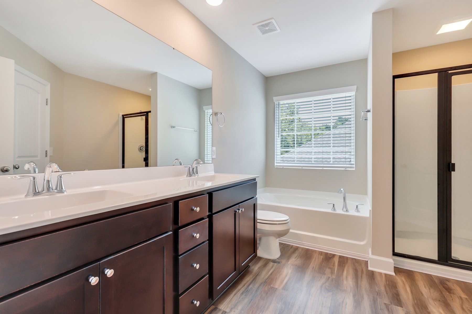 Madison – Standard Owner’s Bath with Tub and Shower
