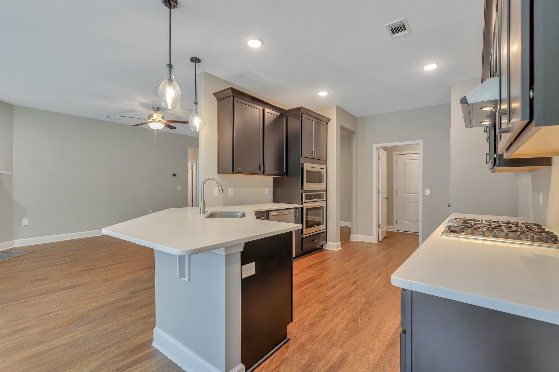 Wassaw – Kitchen with Cooktop and Wall Oven