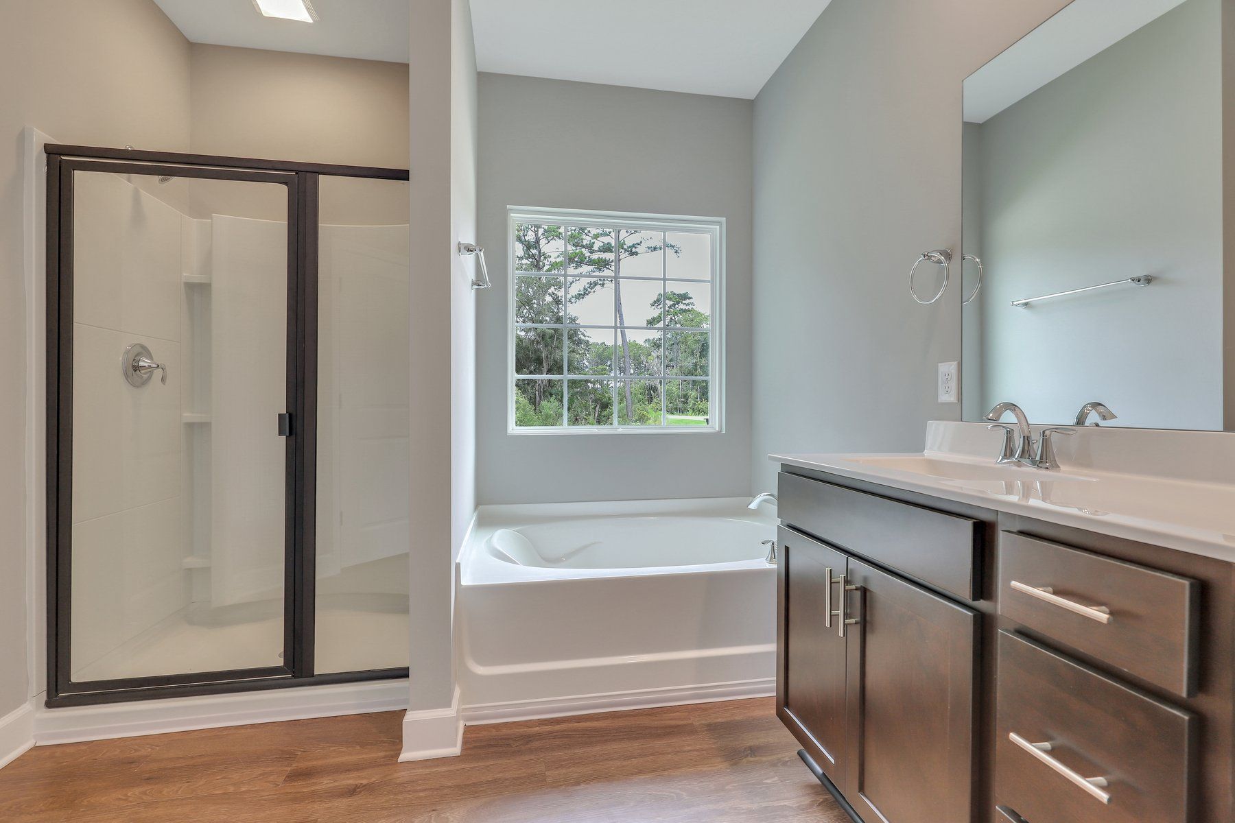 Wassaw – Owner’s Bathroom with Tub and Shower