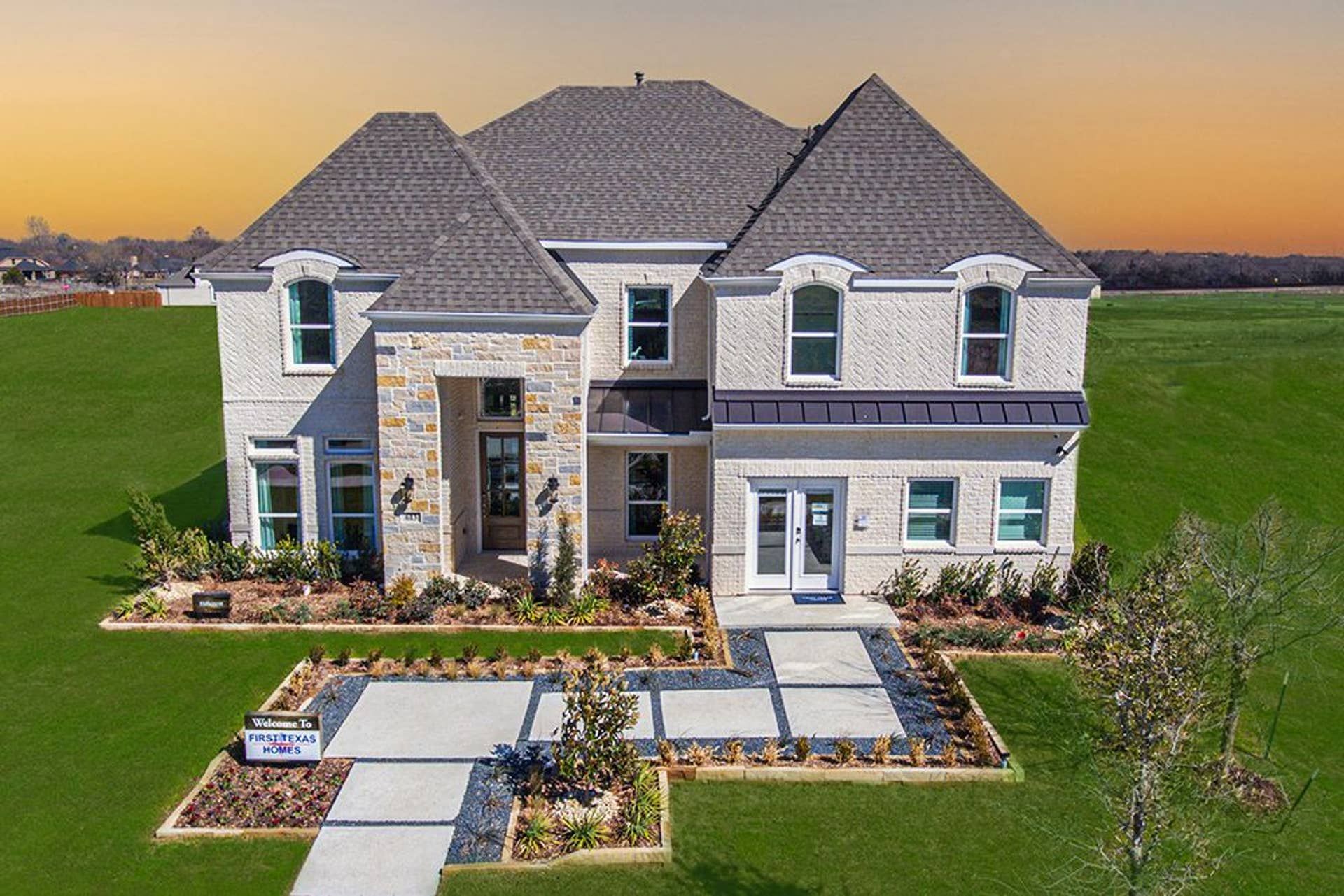 casa en Oaks of North Grove por First Texas Homes