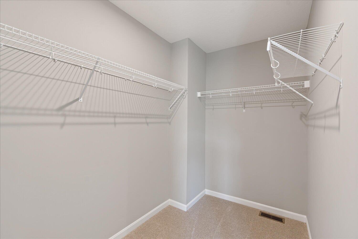 19-Walk in Closet