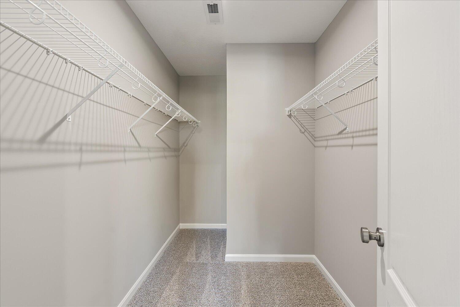 21-Walk in Closet