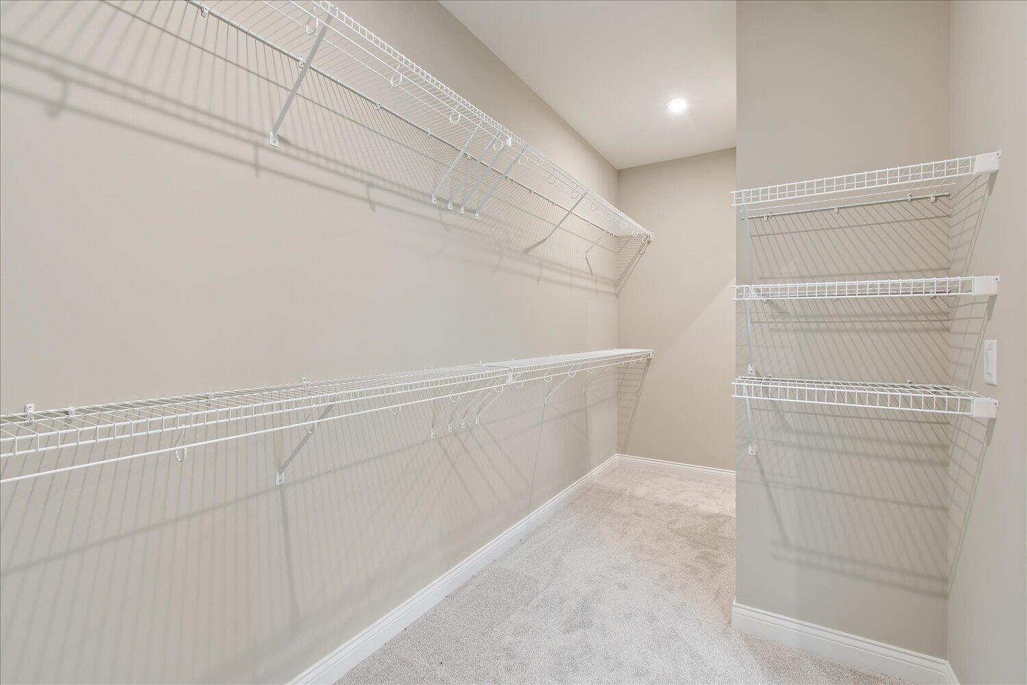 22-Walk in Closet