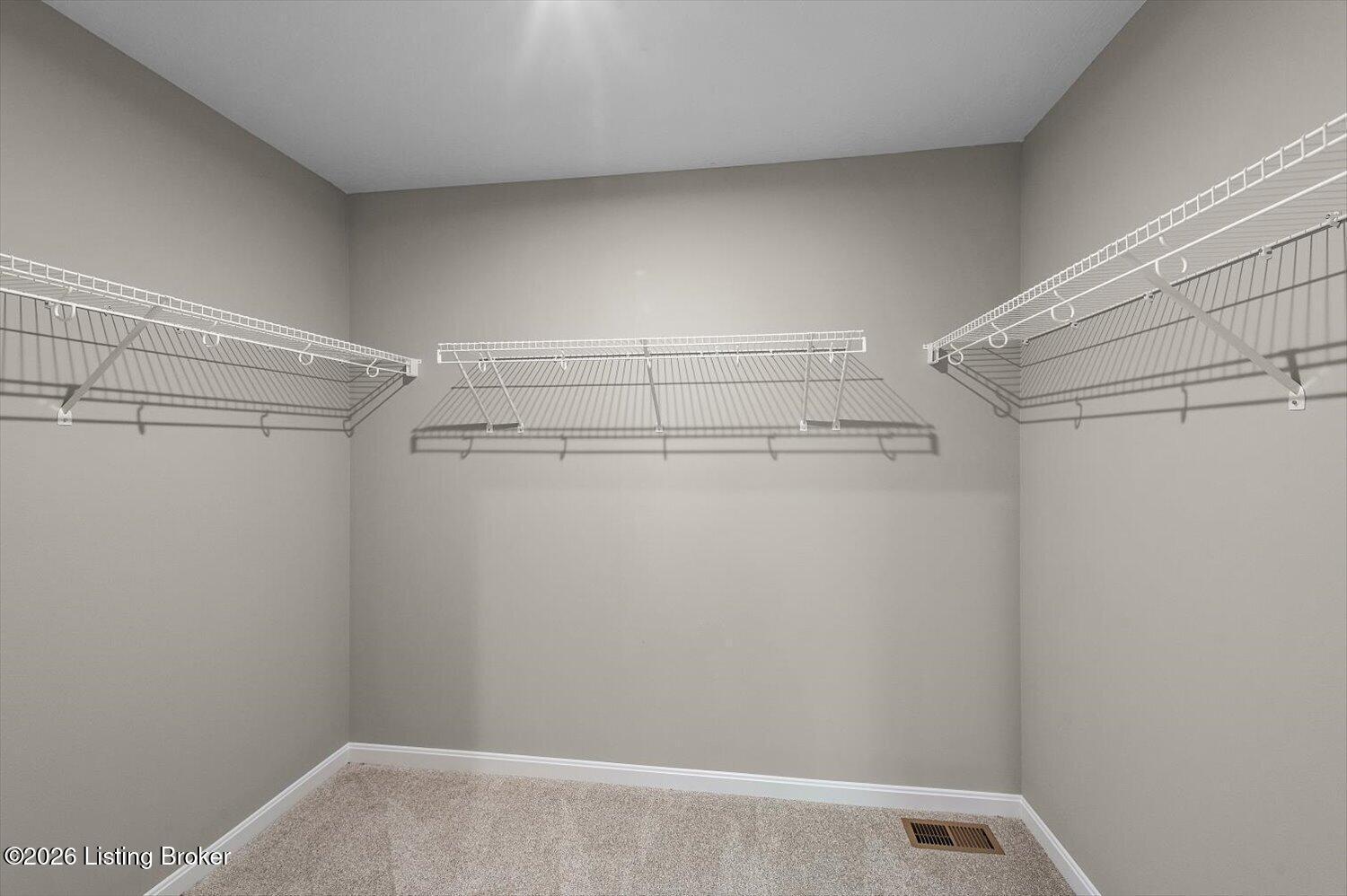 19-Walk In Closet