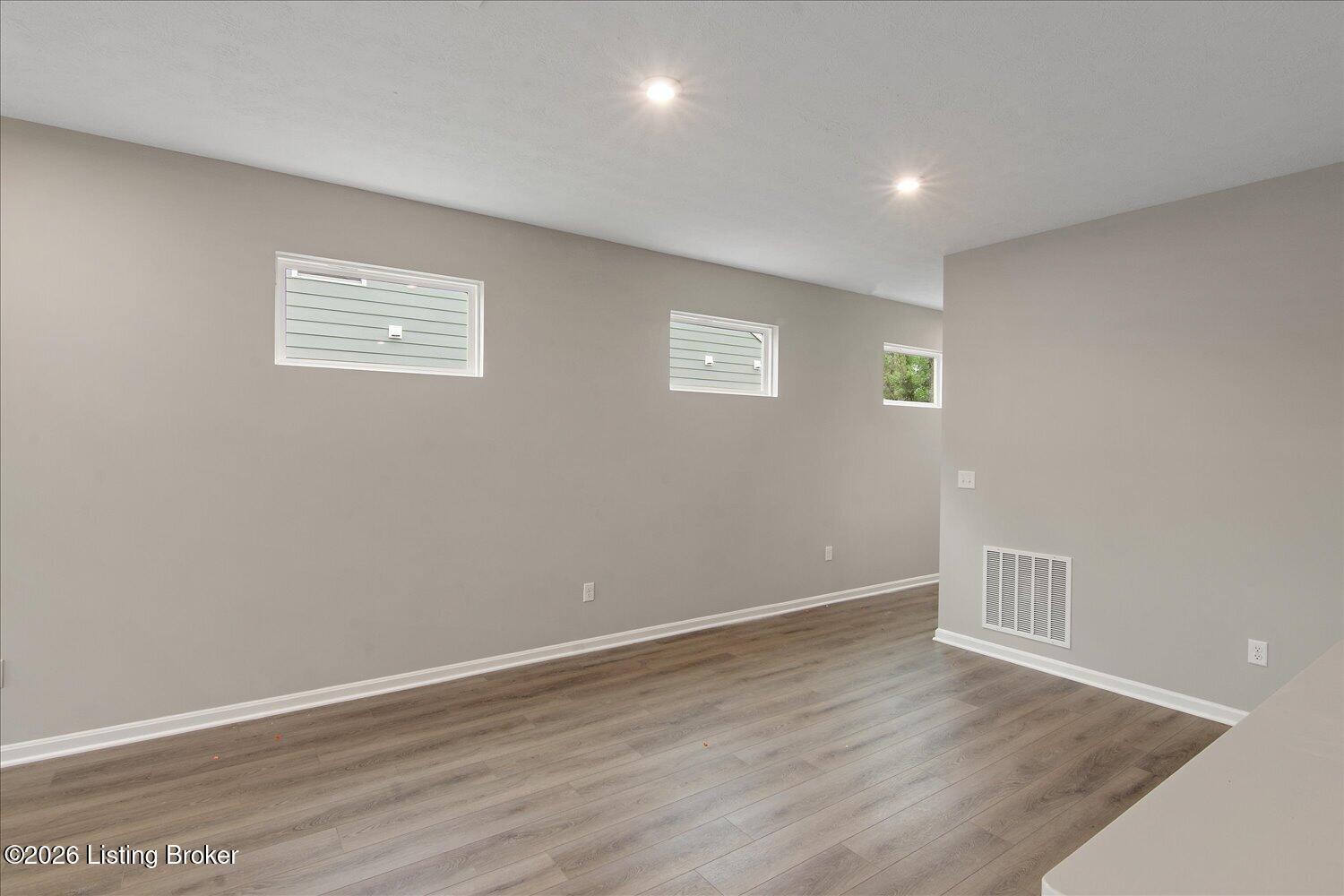 09-Living & Dining Area