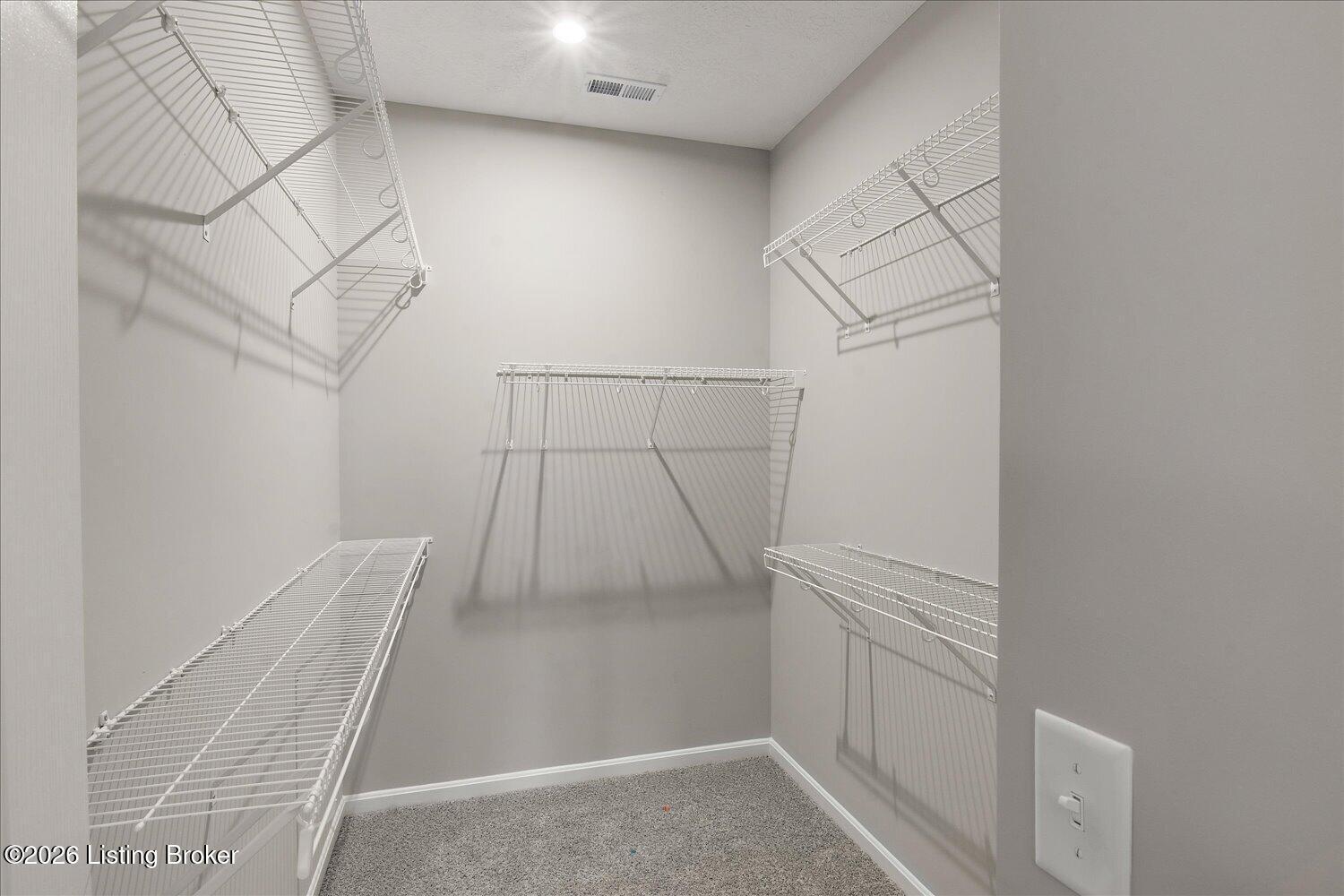 13-Walk in Closet