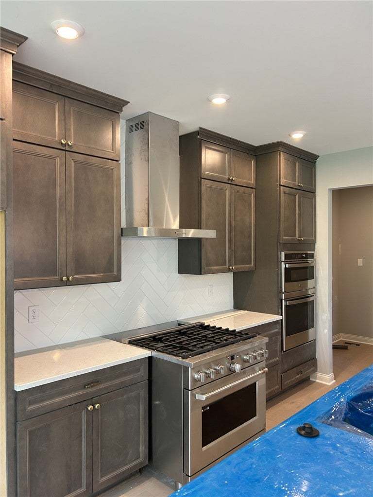 A tiled herringbone backsplash highlights the cust