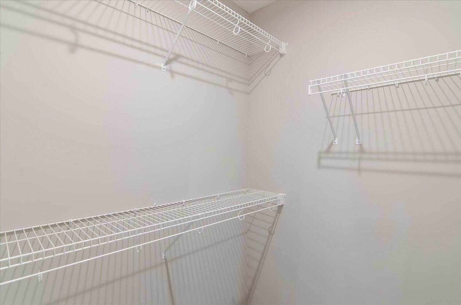18-Walk In Closet
