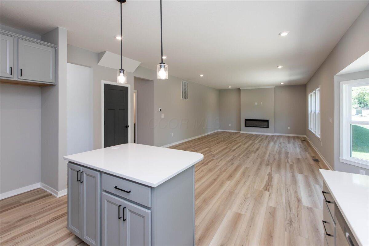08-Kitchen and Breakfast Area