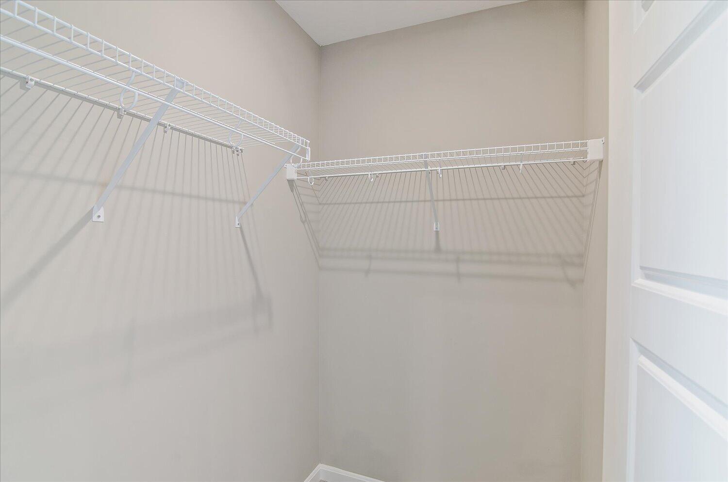 22-Walk In Closet