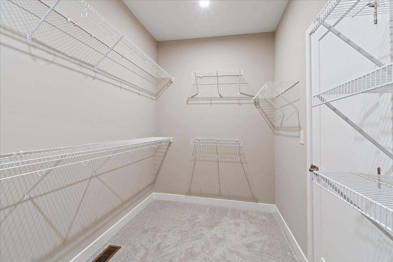 20-Walk In Closet
