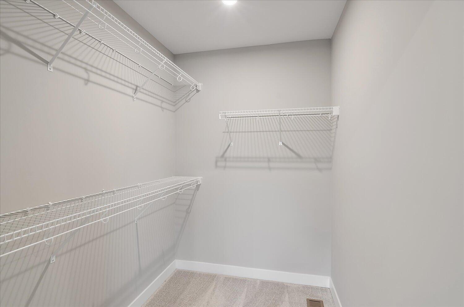 19-Walk In Closet