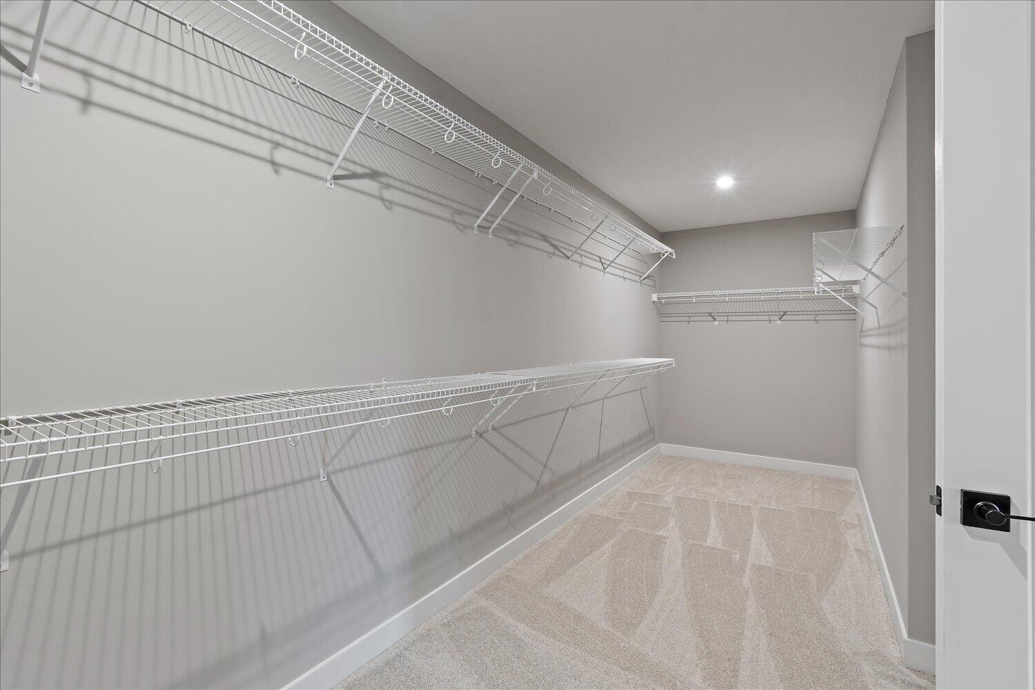 21-Walk in Closet