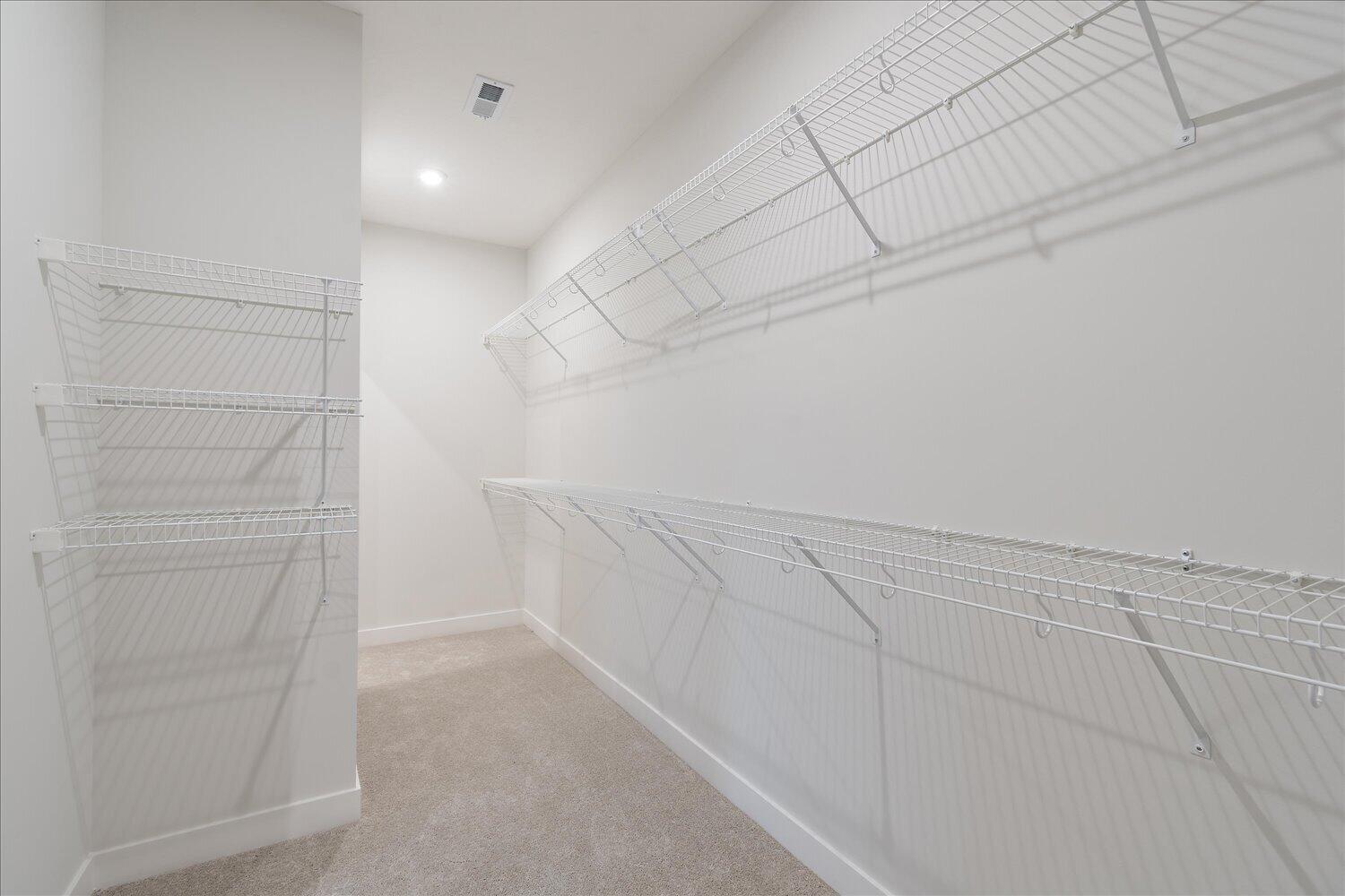 22-Walk in Closet