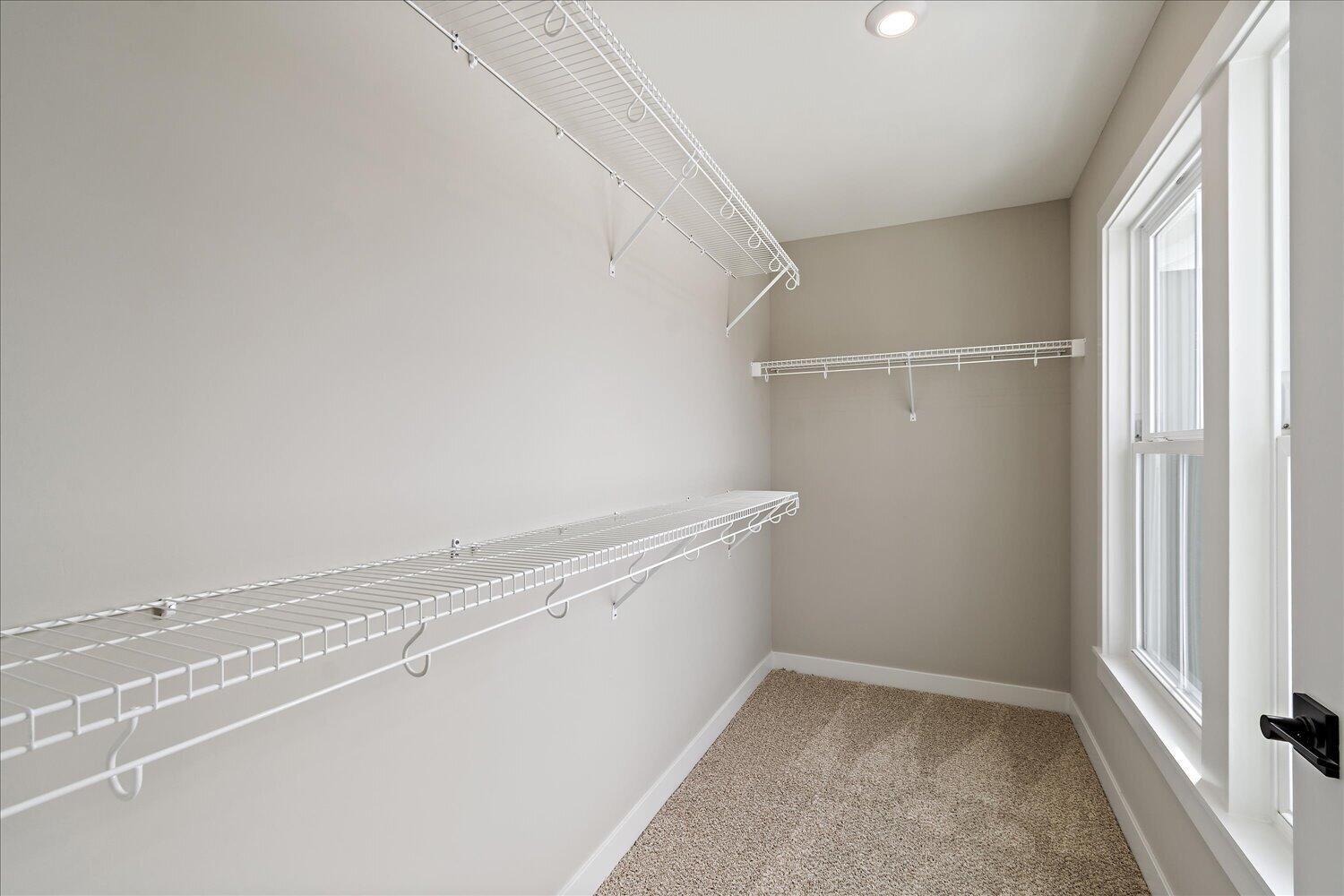 25-Walk in Closet