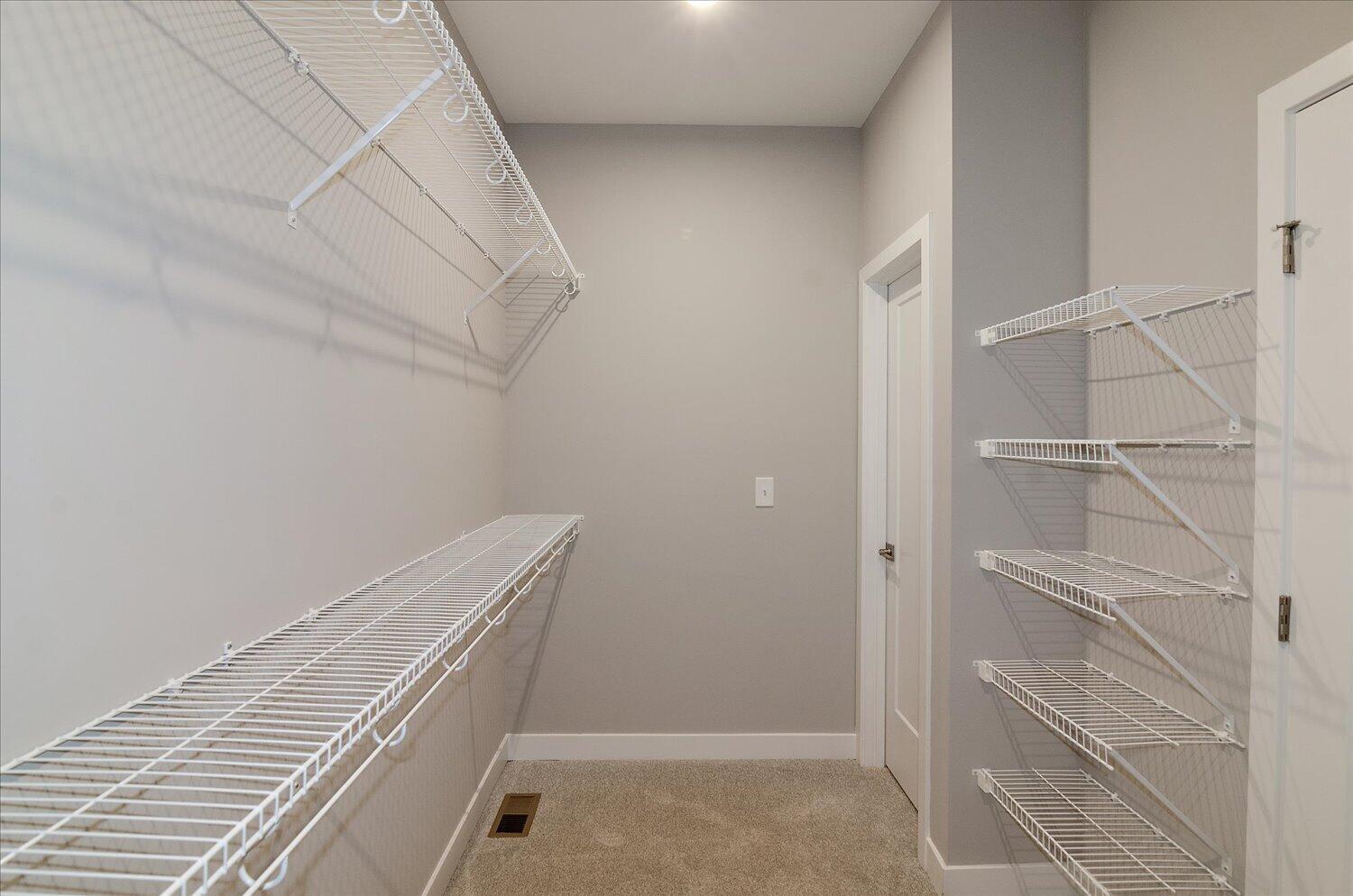 20-Walk In Closet