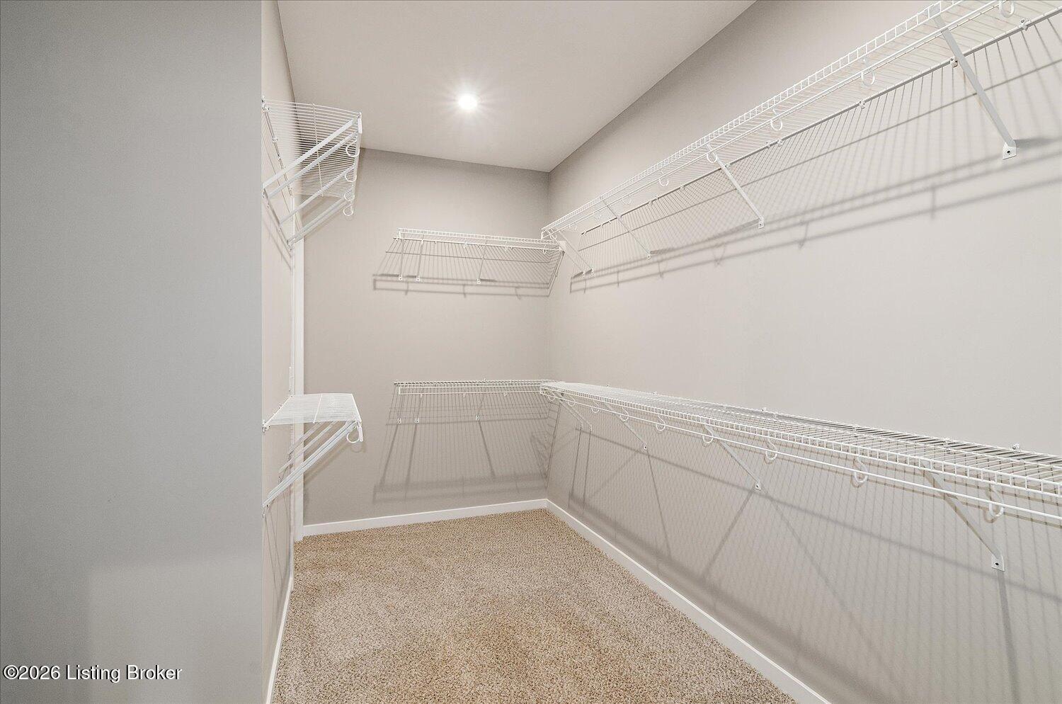 21-Walk In Closet