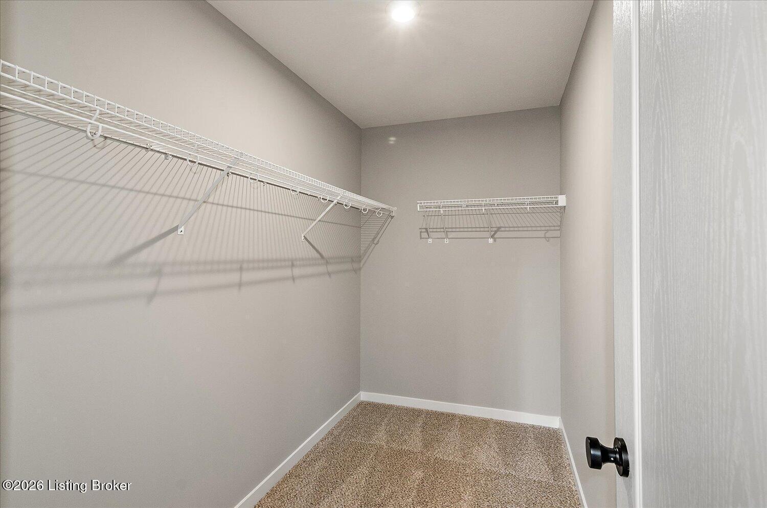 23-Walk In Closet
