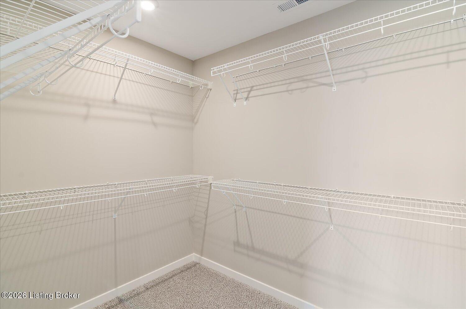 19-Walk In Closet