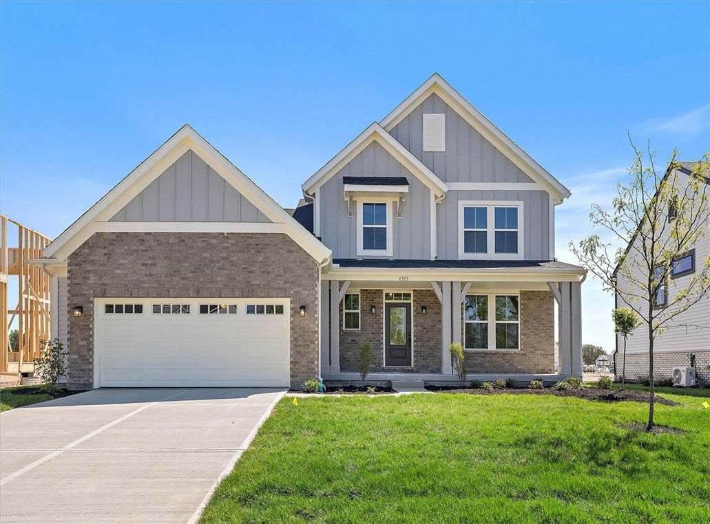 This newly constructed home boasts a charming faca