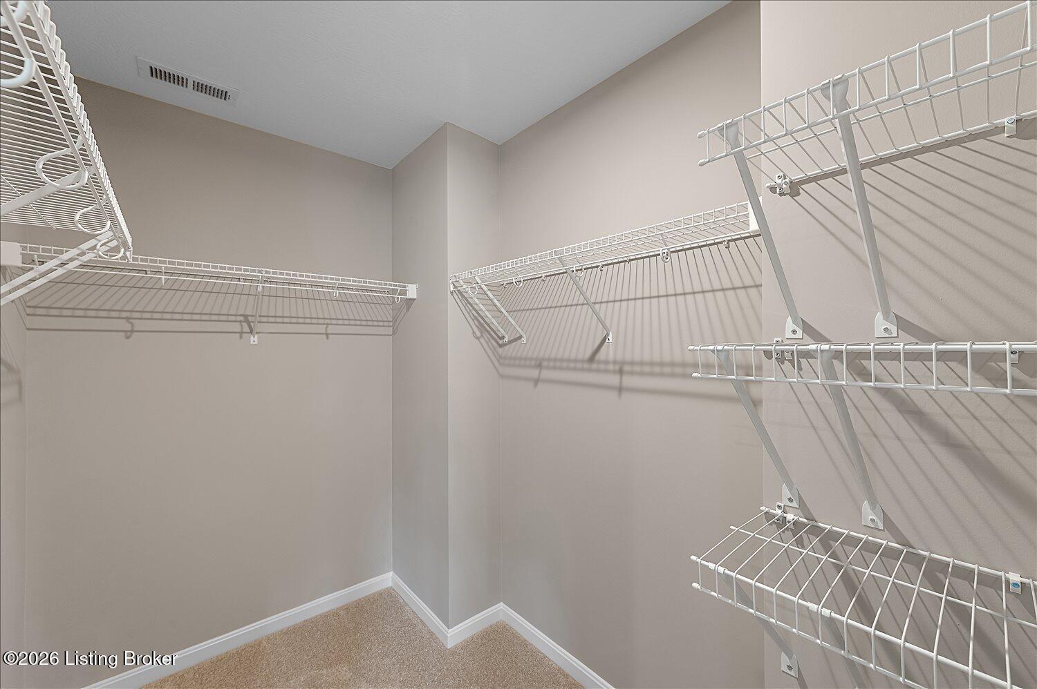 21-Walk In Closet