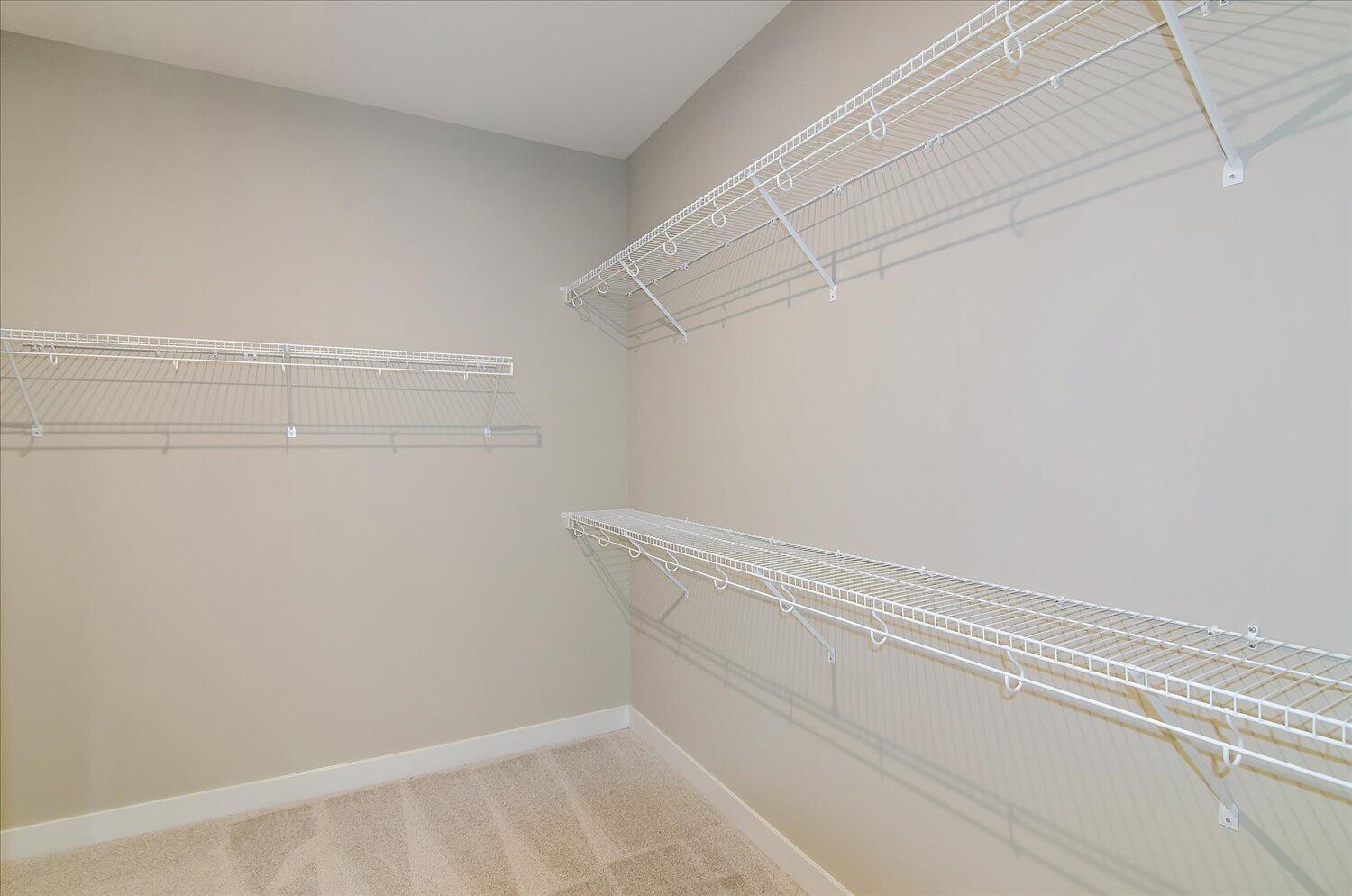 20-Walk In Closet