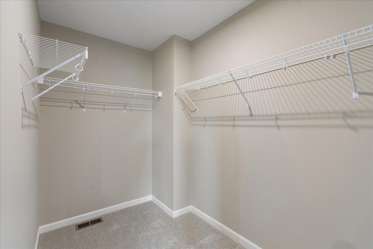 19-Walk in Closet