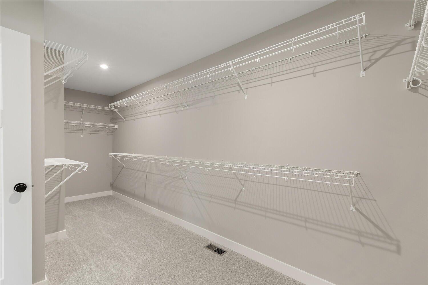 21-Walk in Closet