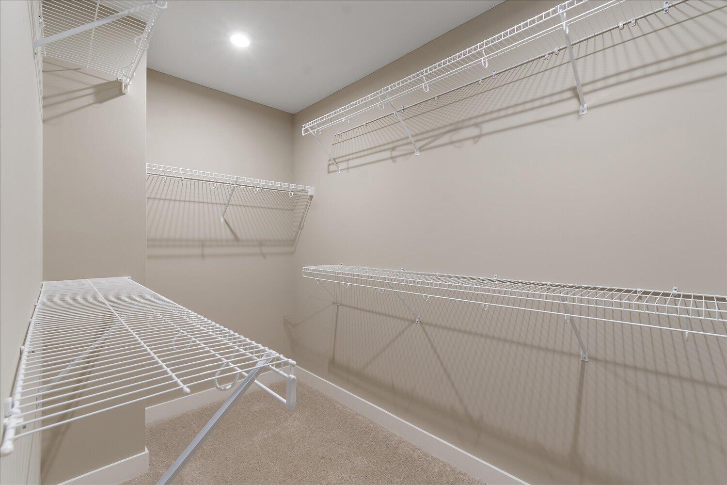22-Walk in Closet