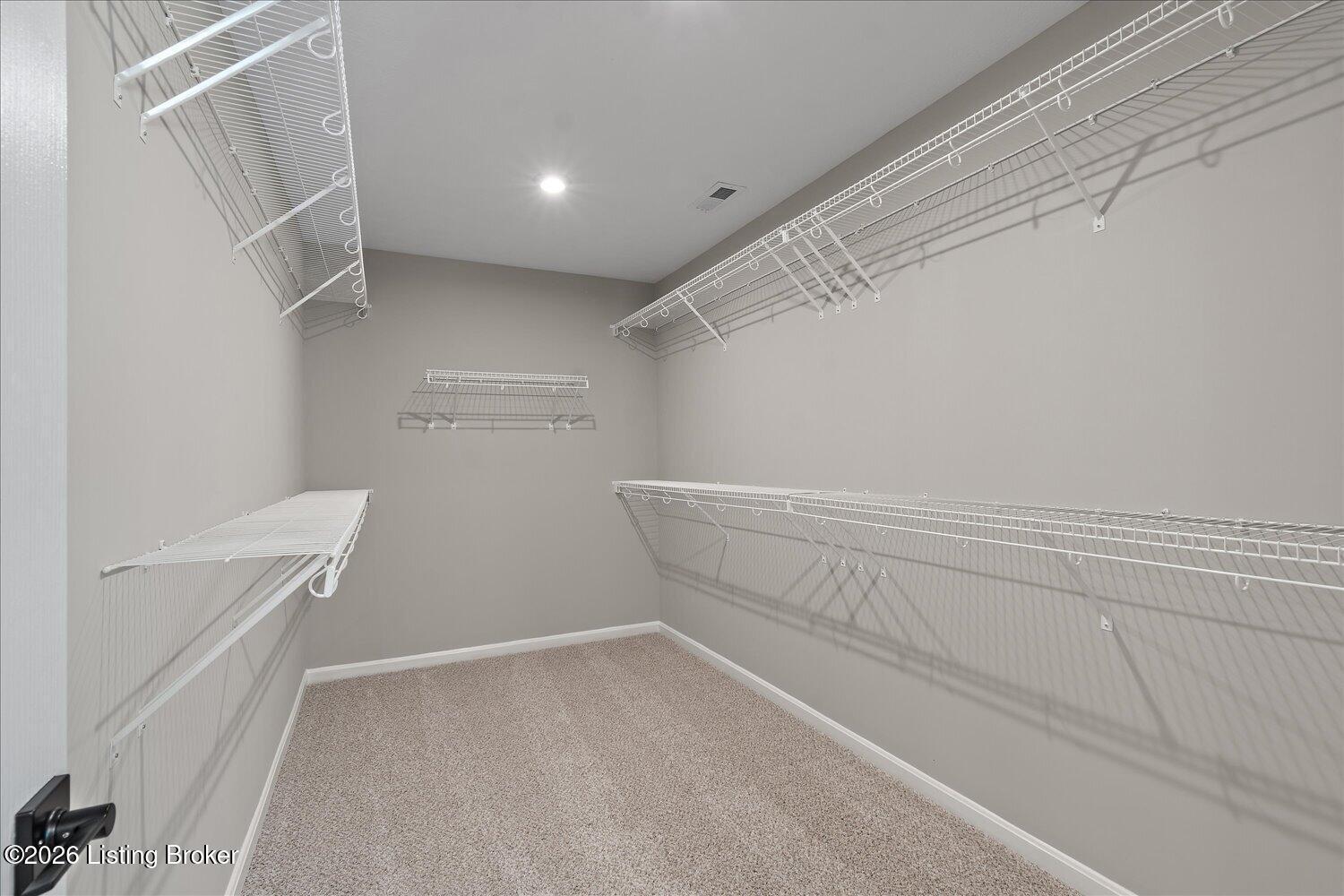 22-Walk in Closet