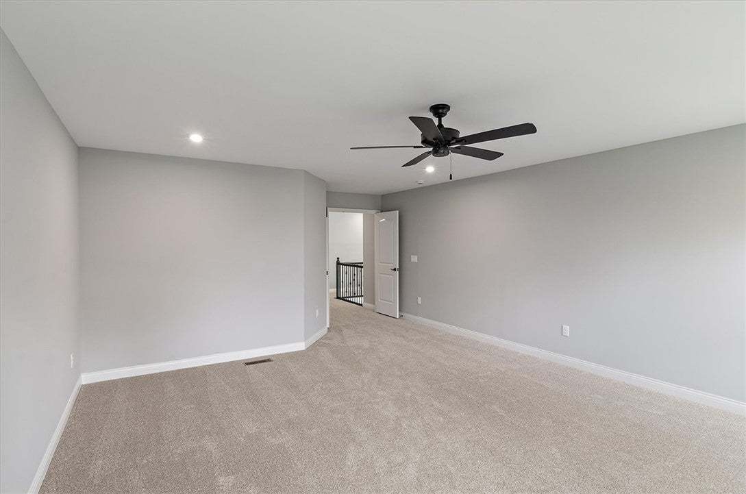 Soft carpeting pairs with smooth neutral walls und