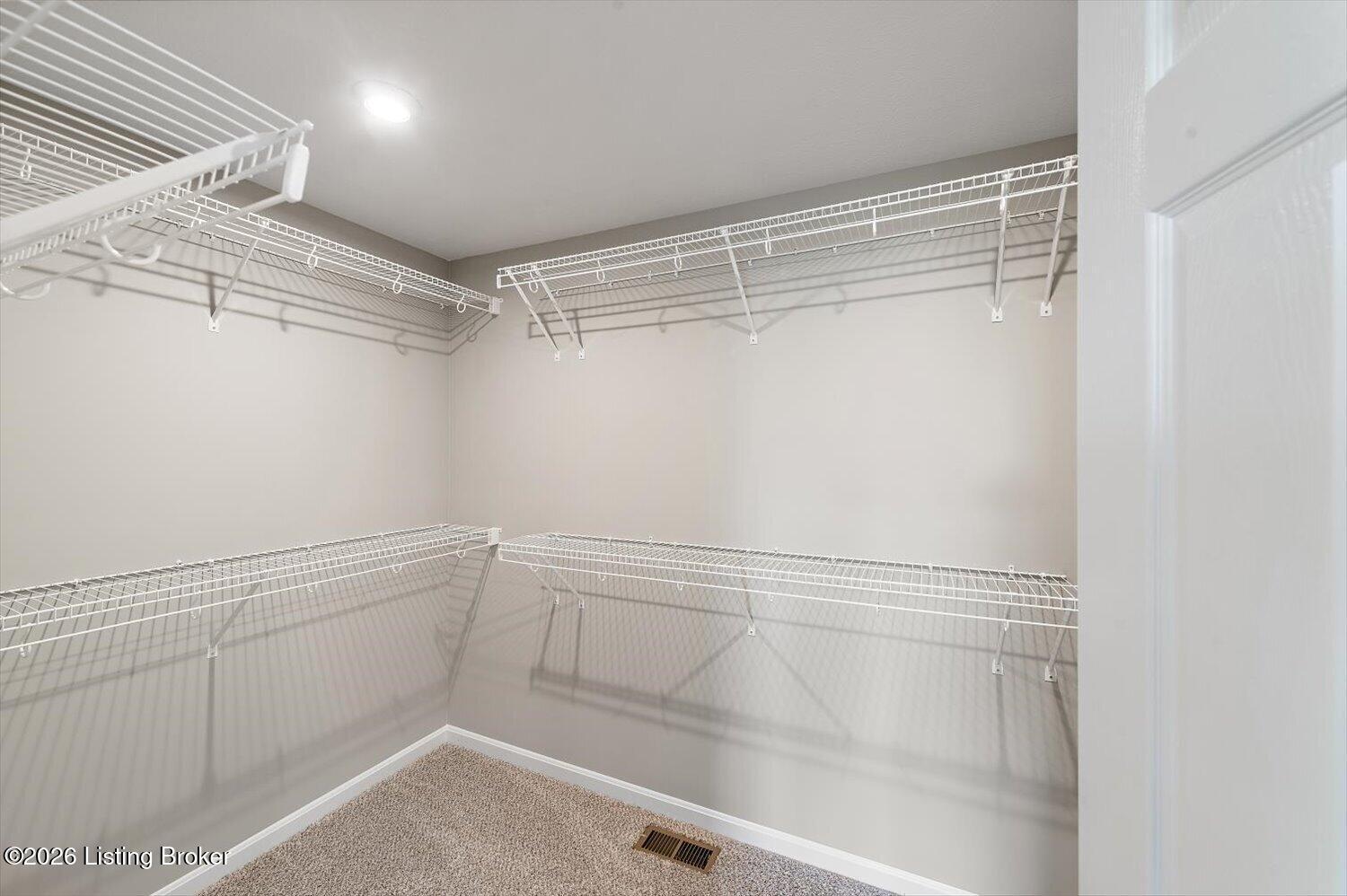 17-Walk In Closet