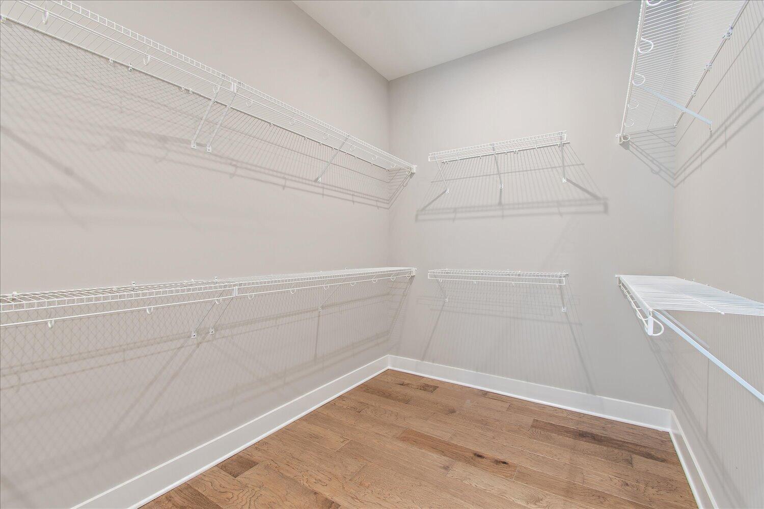 21-Walk in Closet