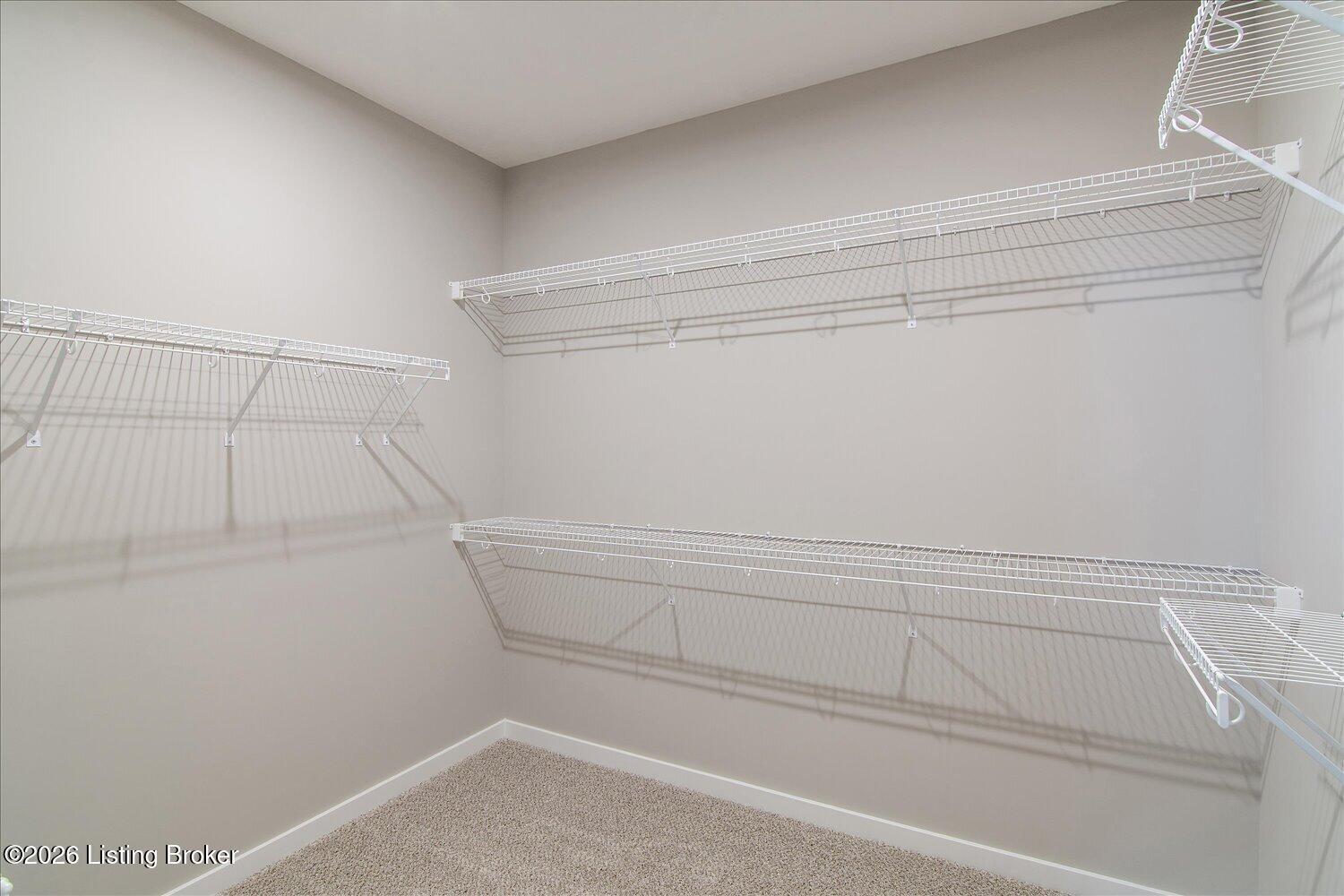 19-Walkin-Closet