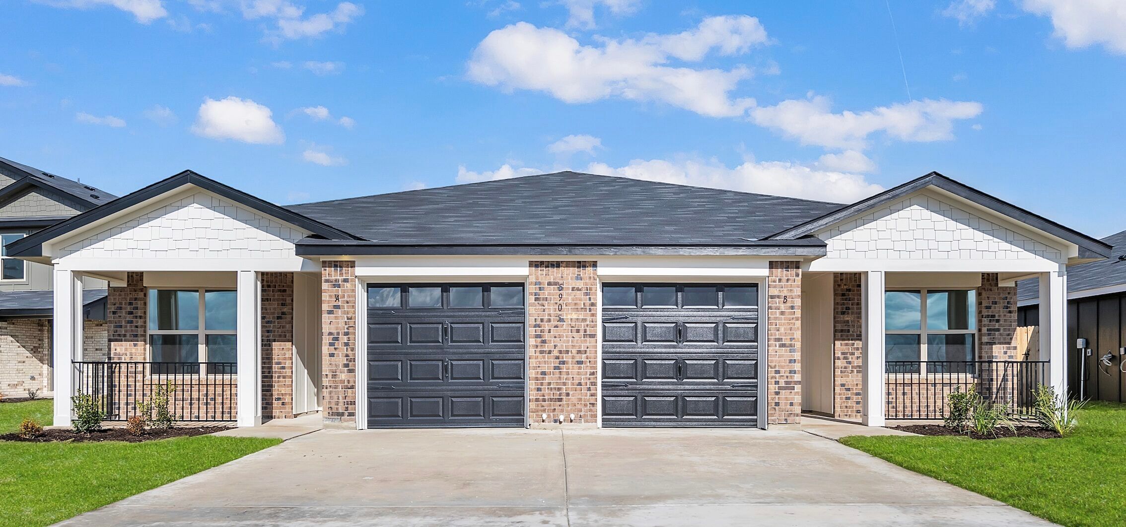 The Valley At Great Hills Duplexes por Flintrock Builders en Killeen Texas